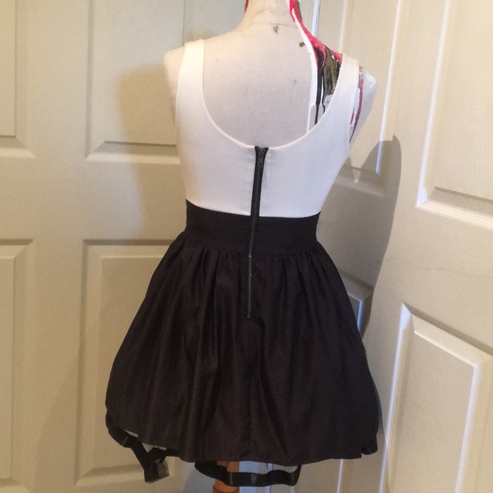 MY FAVOURITE DRESS - Picture 3 of 4